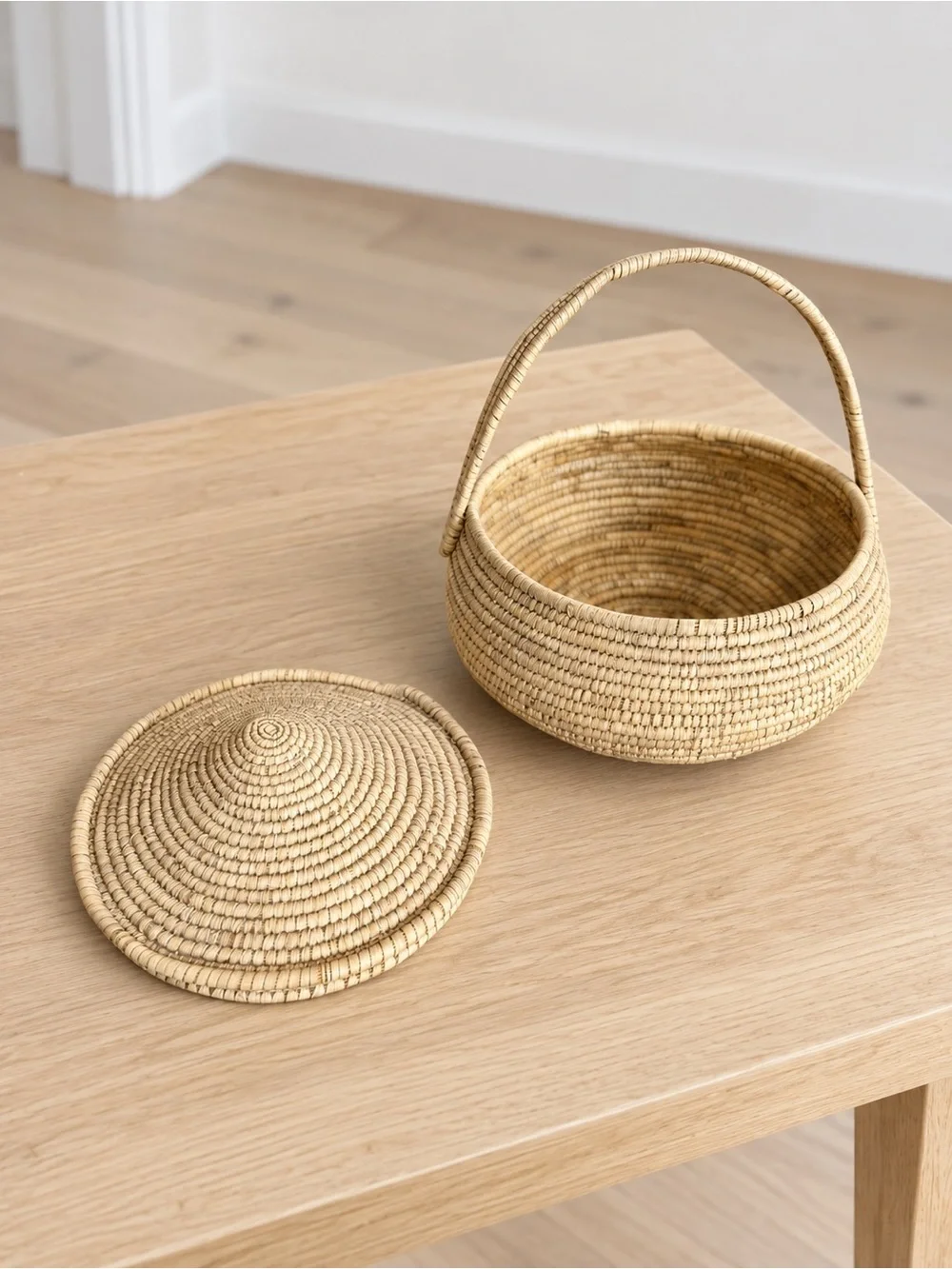 Vintage Handwoven Natural Straw Basket with Lid and Handle - Natural